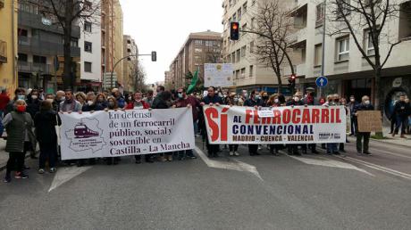 Una de las multitudinarias manifestaciones realizadas en Cuenca en contra del cierre de la línea
