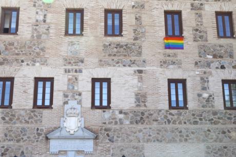Bandera LGTBI en la fachada de las Cortes
