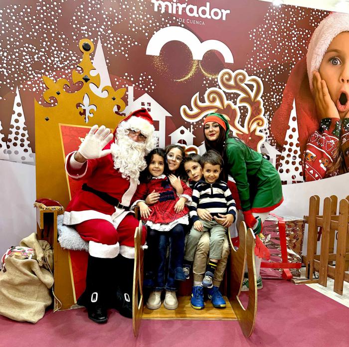 El Mirador se llena de ilusión en el primer día de la visita de Papá Noel a los niños de Cuenca