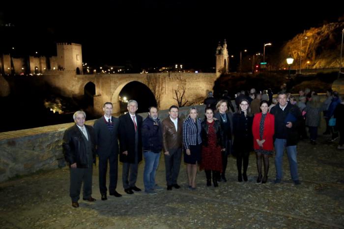 Milagros Tolón anuncia, en el encendido del Puente de Alcántara, la renovación de la iluminación artística de San Juan de los Reyes