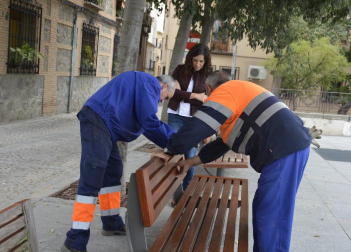 El Ayuntamiento de Toledo actúa en el mobiliario urbano del Casco Histórico y renueva 53 bancos del paseo Virgen de Gracia y del Miradero