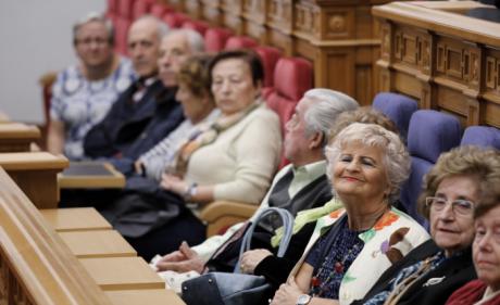 Las Cortes regionales tendrán un día de puertas abiertas al mes