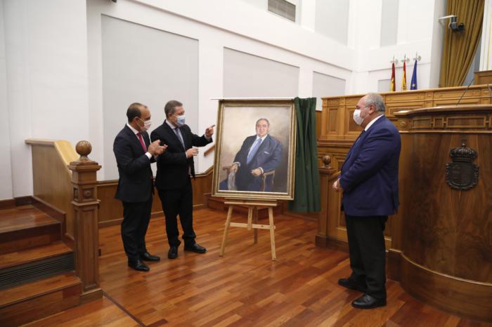 Las Cortes regionales cuelgan el retrato de su expresidente Tirado en un acto de reconocimiento a “la cultura del acuerdo y el entendimiento”