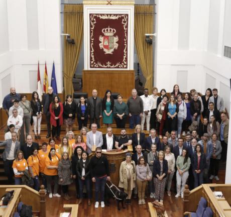 Las Cortes regionales subrayan su compromiso contra la pobreza y advierten de “la doble discriminación” que provoca la brecha digital