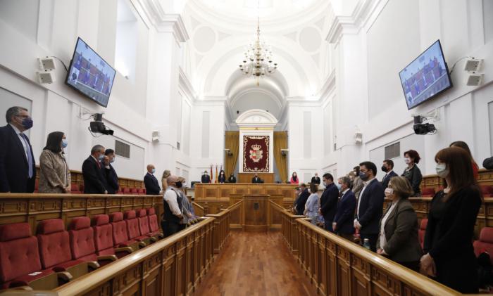 Minuto de silencio en el Pleno de las Cortes por el fallecimiento de Jesús Fernández Vaquero