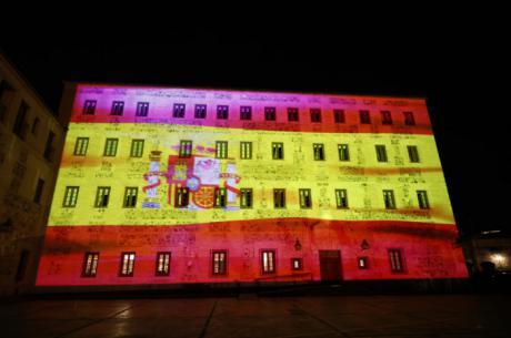 Las Cortes de Castilla-La Mancha iluminan su fachada con la bandera de España para celebrar el Día de la Constitución