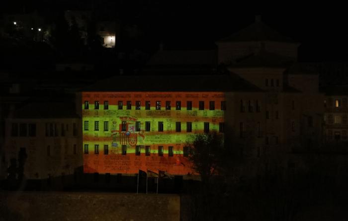 Las Cortes de Castilla-La Mancha celebran el Día de la Constitución con una proyección de la bandera española sobre su fachada principal