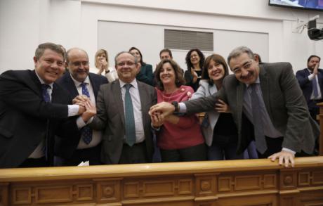 El Pleno de las Cortes regionales aprueba los Presupuestos de la Junta para 2023 con los votos de la mayoría socialista