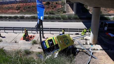 Tres heridos al volcar una ambulancia en la autovía A-40