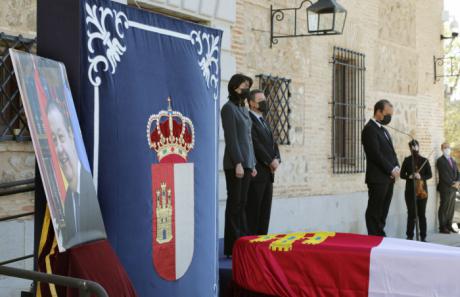 Las Cortes homenajean a su expresidente Vaquero, “un hombre generoso, sabio y profundamente bueno”