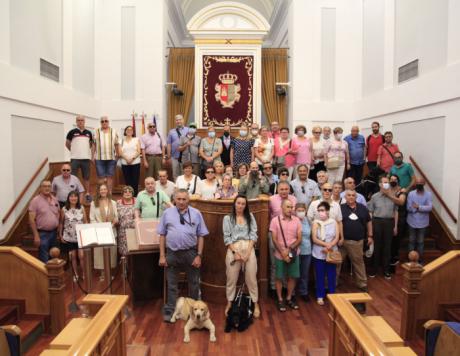 Un grupo de la ONCE visita la sede de las Cortes y mantiene un encuentro con el presidente Bellido