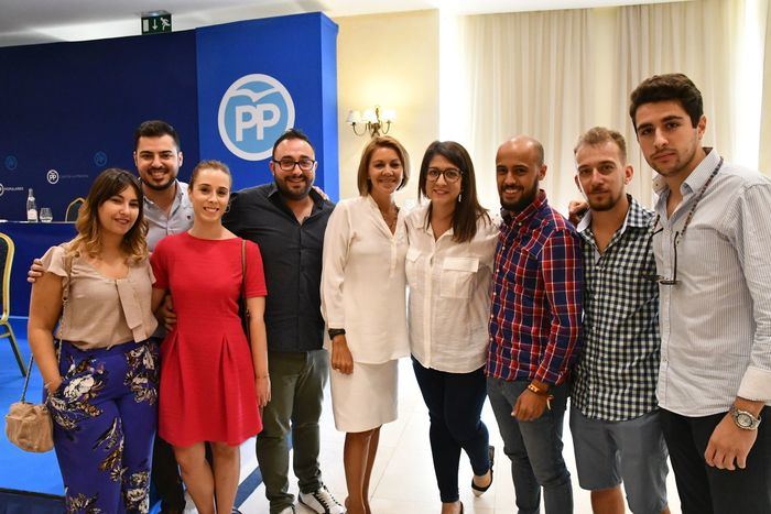 Los jóvenes de NNGG Castilla-La Mancha agradecen a Cospedal sus años de trabajo como presidenta regional.