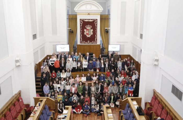 Escolares de la región debaten y votan propuestas sobre los ODS en un Pleno en el que Bellido invita a la infancia a “influir en las decisiones colectivas”