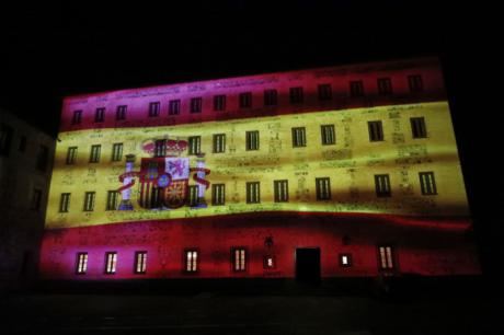 La bandera de España se proyecta durante las noches del puente de la Constitución en la fachada de las Cortes regionales