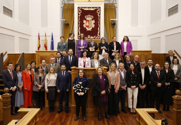 El presidente de las Cortes regionales reivindica en el Pleno del 8M que “podemos diferir en el ritmo de los avances, pero el feminismo es cosa de todas y todos”