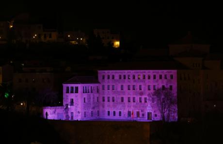 La iluminación en morado de San Gil culminó anoche los actos en las Cortes regionales por el 8M