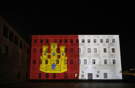 La fachada de San Gil se ilumina esta noche y mañana con una imagen de la bandera de Castilla-La Mancha