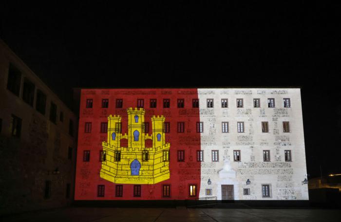 La fachada de San Gil se ilumina esta noche y mañana con una imagen de la bandera de Castilla-La Mancha