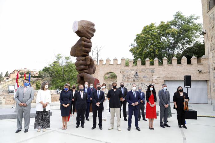 Bellido resalta “la fuerza de la unidad” para doblegar la pandemia, en la inauguración de un monumento en la sede de las Cortes regionales