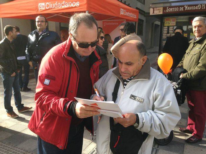 Ciudadanos continúa este sábado en la Plaza Mayor con su recogida de firmas para pedir un aparcamiento gratuito en la estación del AVE