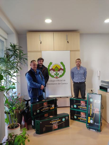El Colegio de Veterinarios de Cuenca dona seis jamones al Banco de Alimentos