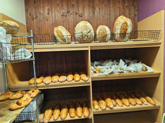 La panadería de Huerta del Marquesado reabre con gran acogida en la comarca