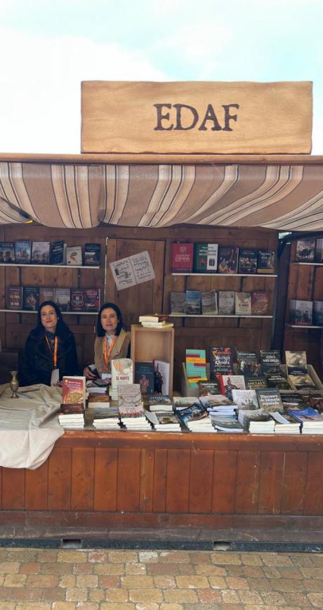 Las escritoras Laura y María Lara en la I Feria del Libro Histórico de Puy du Fou