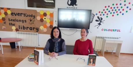 La pasión por la lectura une a Laura y María Lara con el alumnado del CEIP Maestra Plácida