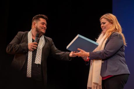 Manuel Bustamante entrega reconocimiento a María Ángeles Martínez por su apoyo al flamenco en Cuenca
