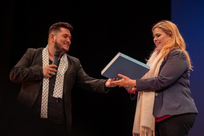 Manuel Bustamante entrega reconocimiento a María Ángeles Martínez por su apoyo al flamenco en Cuenca
