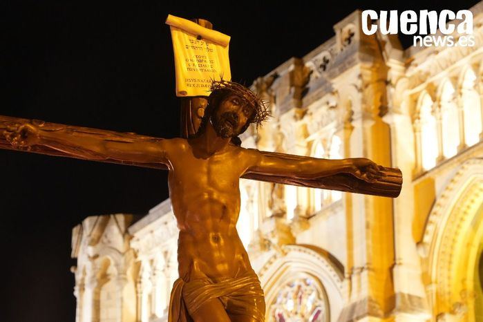 Silencio, fe y lluvia: el Lunes Santo conquense se desvanece entre las palabras de Cristo y el llanto del cielo