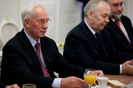 EE. UU. y Rusia discuten a Azarov como líder transitorio para Ucrania