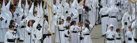 Más de 24.000 nazarenos han desfilado este año en la Semana Santa, una de las más participativas