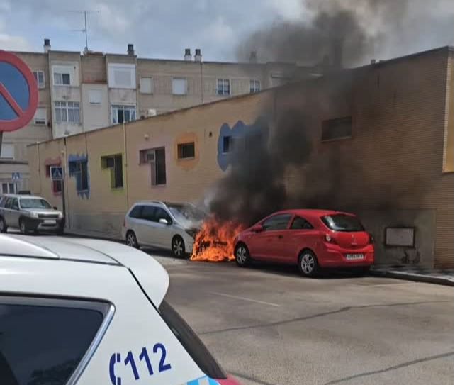 Un vehículo arde en la Avenida Virgen de las Angustias sin causar heridos