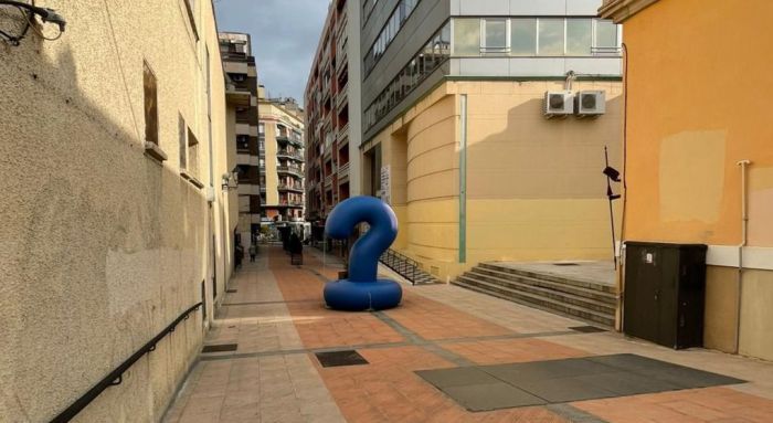 Un enorme interrogante azul siembra el misterio en Cuenca
 
 