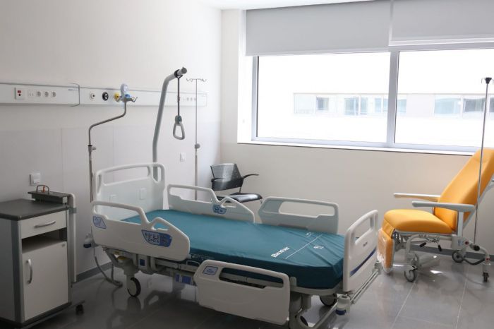 El nuevo Hospital Universitario de Cuenca recibe 413 camas eléctricas y mobiliario clínico con una inversión de 2,2 millones de euros