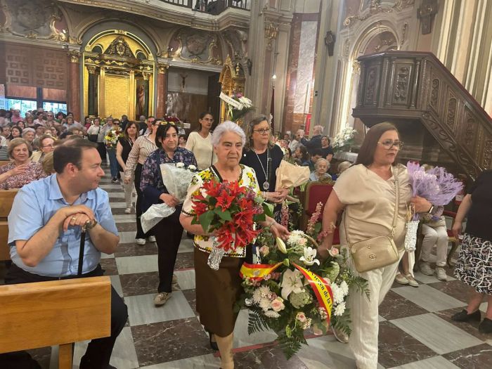 Flores, devoción y tradición en la víspera de la Virgen de la Luz