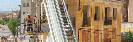 Urbanismo y Bomberos inspeccionan el edificio afectado por el incendio en Paseo San Antonio