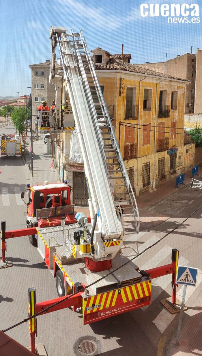 Urbanismo y Bomberos inspeccionan el edificio afectado por el incendio en Paseo San Antonio
