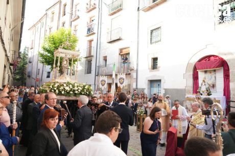 Cuenca vive una radiante tarde de Corpus Christi con una multitudinaria procesión