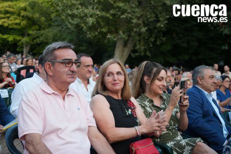 El Ayuntamiento homenajea a José María de la Cruz, Chema, en el inicio del pregón de San Julián 2025