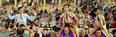 Fernando Adrián indulta a “Batidero” y comparte puerta grande en Cuenca con Luque y Aguado