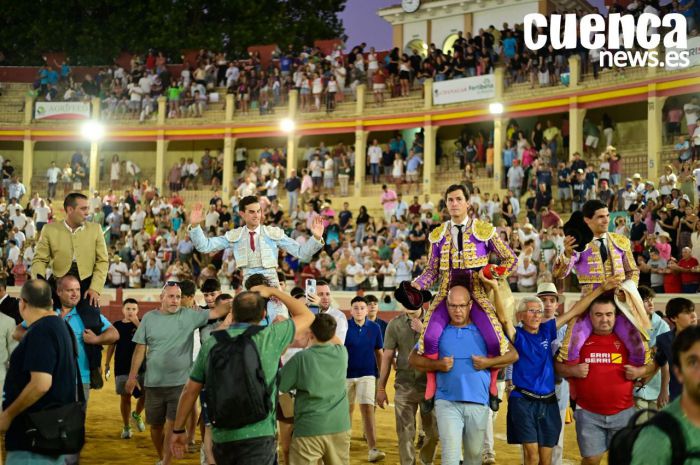 Fernando Adrián indulta a “Batidero” y comparte puerta grande en Cuenca con Luque y Aguado
