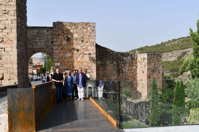 El Arco de Bezudo gana una pasarela peatonal con vistas panorámicas y luz artística