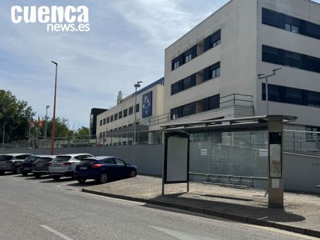 Marquina de autobús fuera de servicio junto al Hospital Alameda