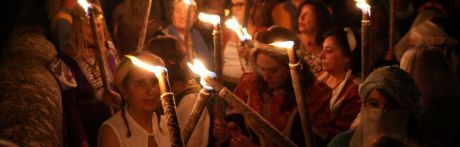 Un mar de antorchas convierte el centro histórico en un escenario medieval