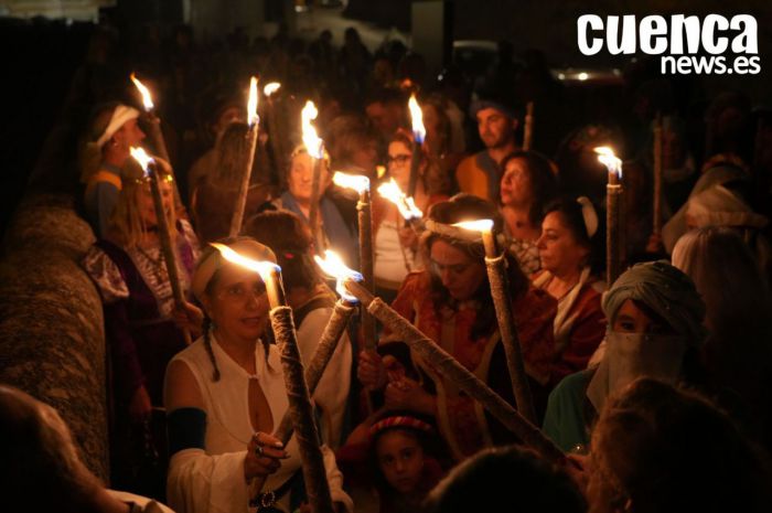 Un mar de antorchas convierte el centro histórico en un escenario medieval