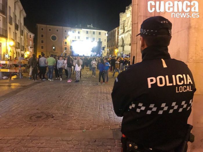 Imagen de archivo | Policía Local en la Plaza Mayor de Cuenca