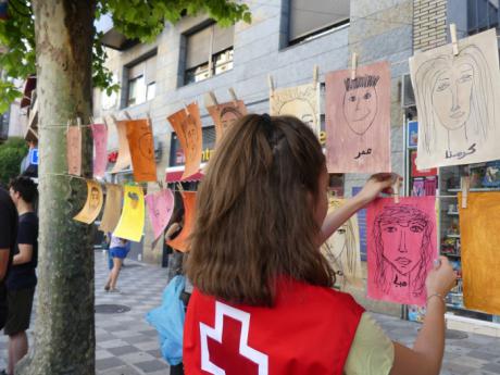 Más de cien personas dan forma a la cadena humana organizada por Accem y Cruz Roja Cuenca