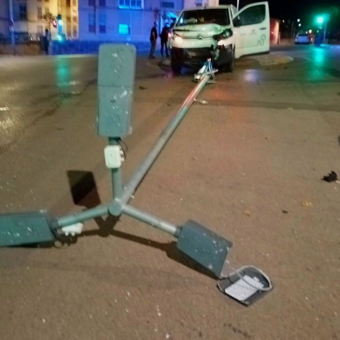 Investigado el conductor de una furgoneta tras perder el control en la rotonda de Eras del Tío Cañamón